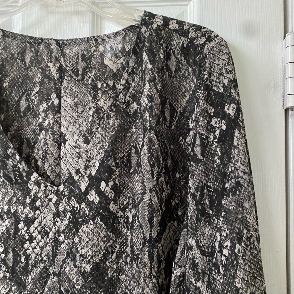 Jennifer Lopez for Kohl’s Size 1X Chic Snake Print Bell Sleeve Chiffon Blouse - Picture 3 of 11